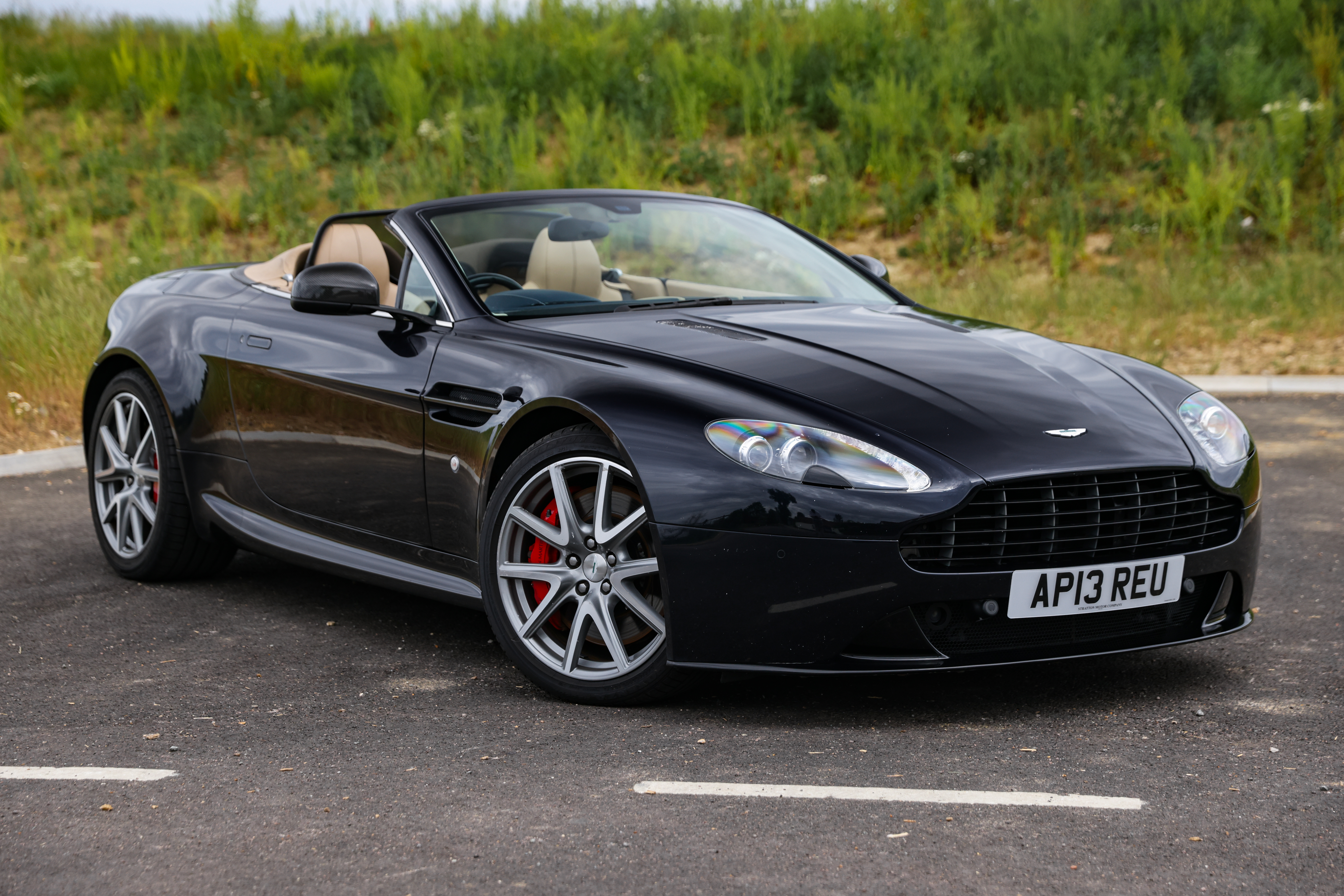 Photo 1 of 12 of 2013 Aston Martin V8 Vantage Roadster